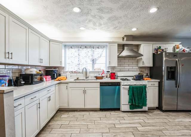 Property at 1301 Oaks Dr, Pasadena, TX 77502, 5 beds, 2.5 baths
