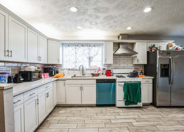 Property at 1301 Oaks Dr, Pasadena, TX 77502, 5 beds, 2.5 baths