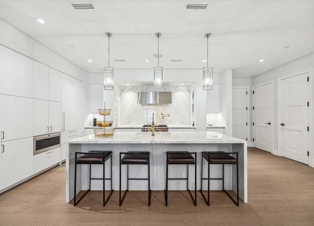 Property at 6017 Memorial Dr #305, Houston, TX 77007, 2 beds, 2 baths