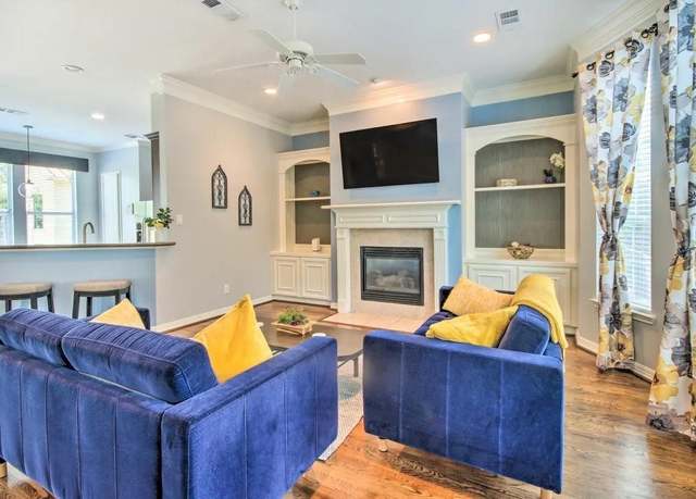 Property at 207 Knox St, Houston, TX 77007, 3 beds, 3.5 baths