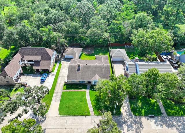 Property at 418 Forest Lake Dr, Seabrook, TX 77586, 4 beds, 2.5 baths