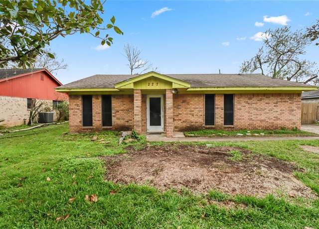 Property at 227 Barbara Dr, Clute, TX 77531, 3 beds, 2 baths