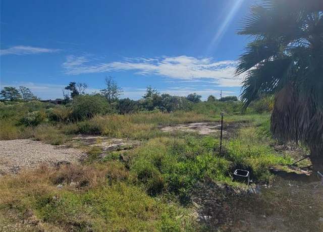 Property at 7005 Schlitz Ln, Hitchcock, TX 77563
