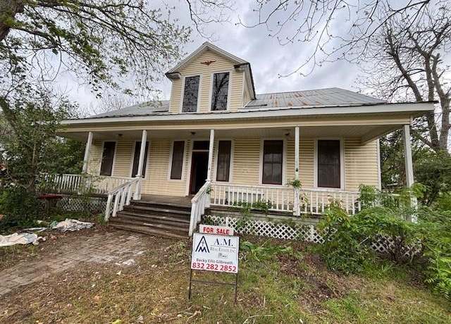Property at 401 N College St, Weimar, TX 78962, 3 beds, 2.5 baths