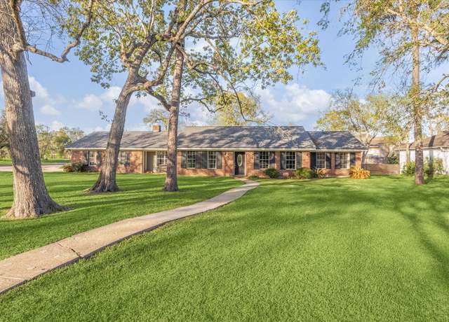 Property at 101 Royal Ct, Friendswood, TX 77546, 3 beds, 2 baths