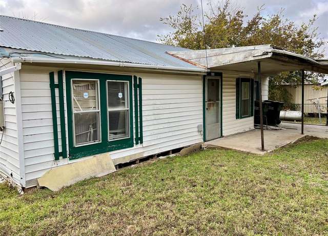 Property at 808 W Boundary St, Giddings, TX 78942, 2 beds, 2 baths