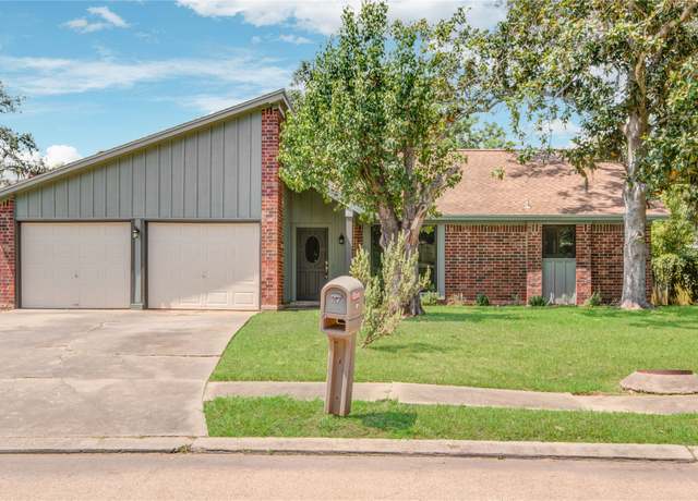 Property at 120 Anchusa St, Lake Jackson, TX 77566, 4 beds, 2 baths