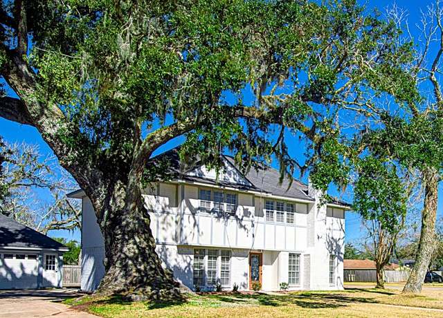 Property at 102 Banyan St, Lake Jackson, TX 77566, 3 beds, 2.5 baths