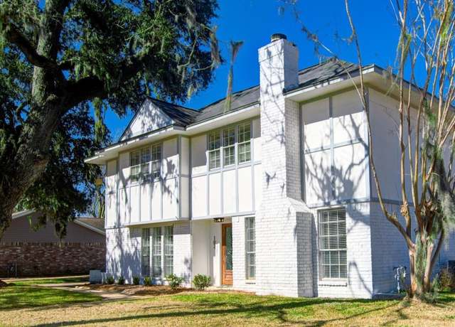 Property at 102 Banyan St, Lake Jackson, TX 77566, 3 beds, 2.5 baths