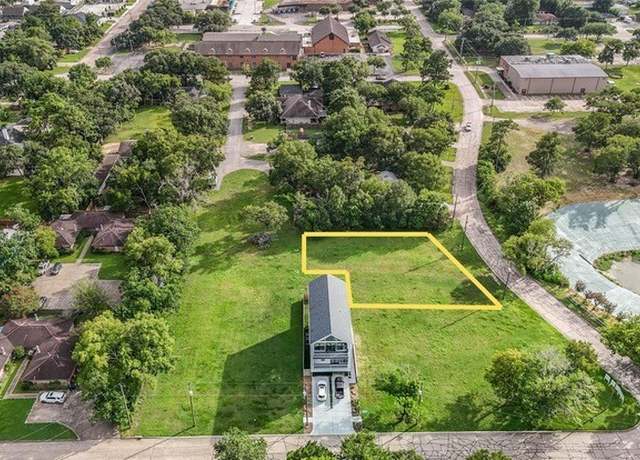 Property at 215 E Heritage Dr, Friendswood, TX 77546