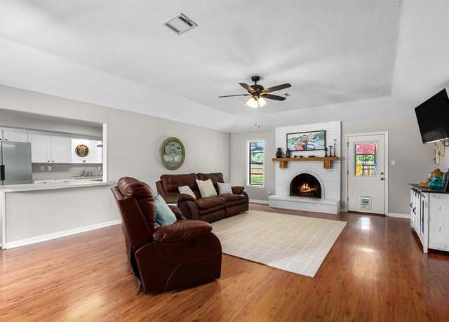 Property at 1453 Pin Oak Dr, Bellville, TX 77418, 3 beds, 2 baths