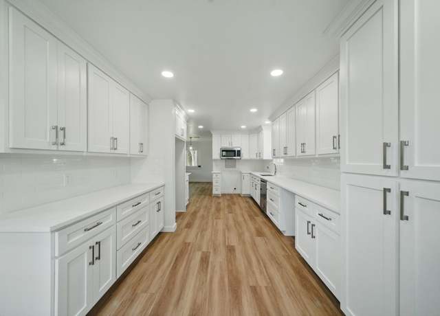 Property at 9711 Derrik Dr, Houston, TX 77080, 4 beds, 4.5 baths