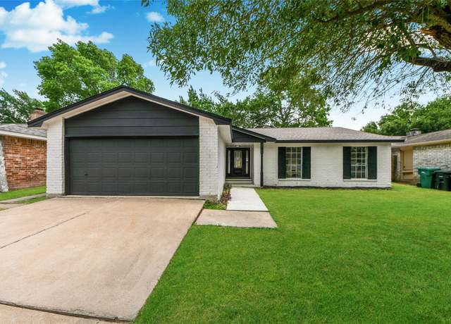 Property at 10415 Towne Oak Ln, Sugar Land, TX 77498, 4 beds, 2 baths