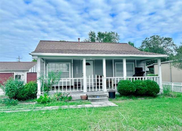 Property at 401 Lee Ave, Anahuac, TX 77514, 4 beds, 3 baths
