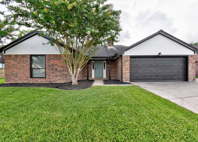 Property at 510 Daffodil St, Lake Jackson, TX 77566, 3 beds, 2 baths