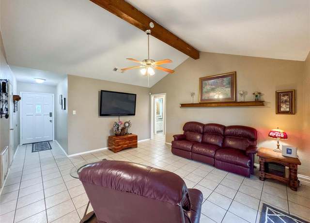 Property at 720 E Murray St, Angleton, TX 77515, 3 beds, 1 bath