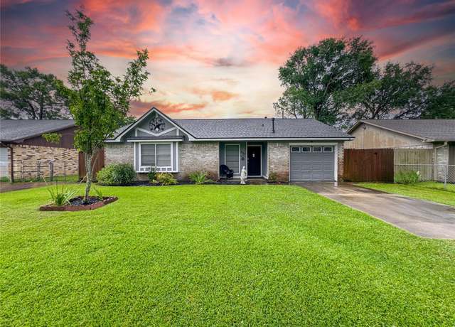 Property at 720 E Murray St, Angleton, TX 77515, 3 beds, 1 bath