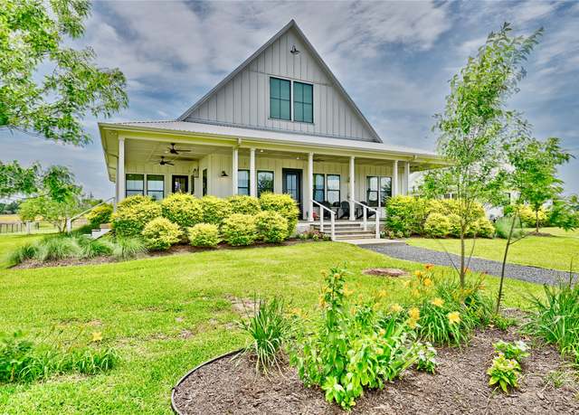 Property at 1496 Kramr Rd, Fayetteville, TX 78940, 3 beds, 2.5 baths