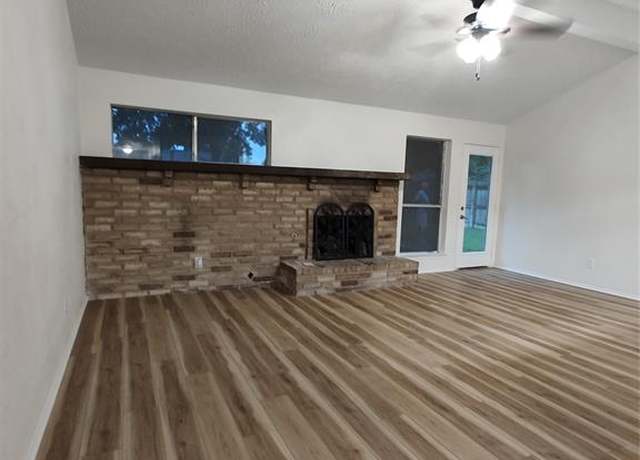 Property at 1041 Crossing Rd, Angleton, TX 77515, 3 beds, 2 baths