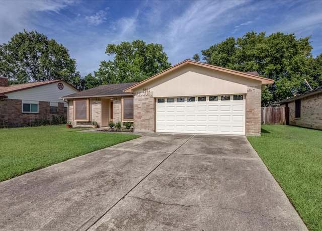 Property at 1041 Crossing Rd, Angleton, TX 77515, 3 beds, 2 baths