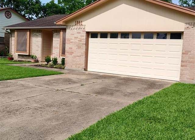 Property at 1041 Crossing Rd, Angleton, TX 77515, 3 beds, 2 baths