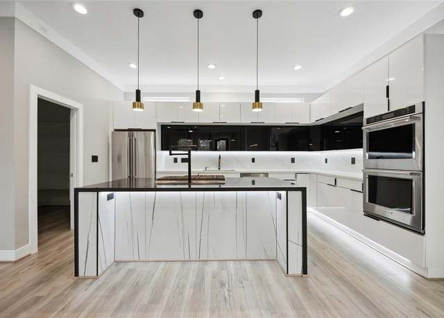 Property at 602 W 28th St Unit A, Houston, TX 77008, 3 beds, 3.5 baths