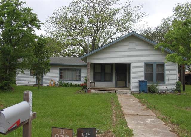 Property at 925 7th St, Hempstead, TX 77445, 3 beds, 2 baths