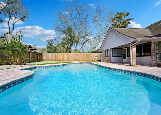 Property at 605 Olde Oaks Dr, Dickinson, TX 77539, 3 beds, 2 baths