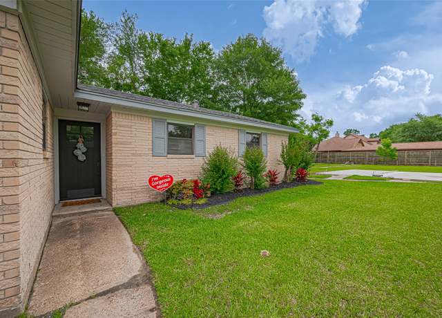 Property at 111 N 11th St, Highlands, TX 77562, 4 beds, 1.5 baths