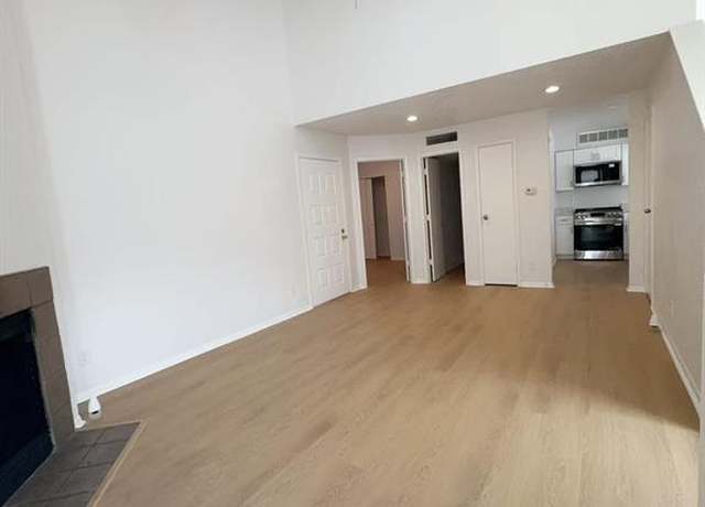Property at 10855 Meadowglen Ln #1121, Houston, TX 77042, 2 beds, 2 baths