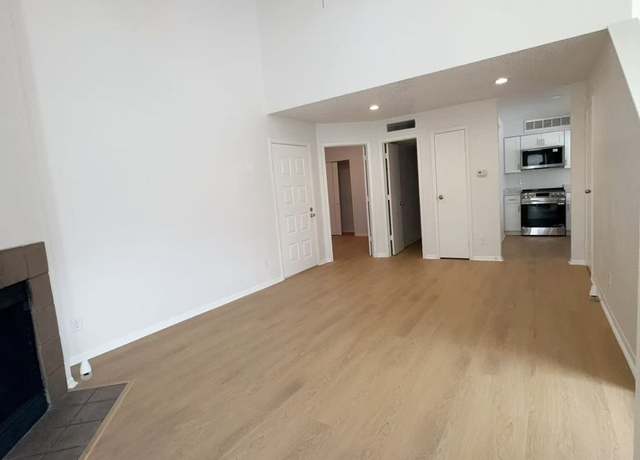 Property at 10855 Meadowglen Ln #1121, Houston, TX 77042, 2 beds, 2 baths