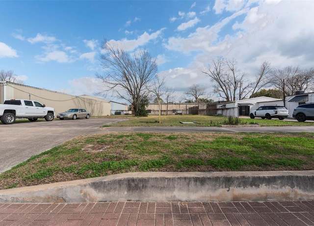 Property at 2107 N Main St, Pearland, TX 77581