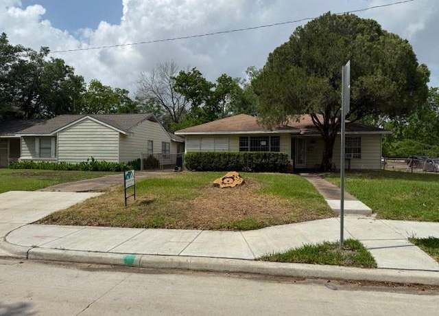 Property at 5500 Evergreen St, Houston, TX 77081, 3 beds, 1.5 baths