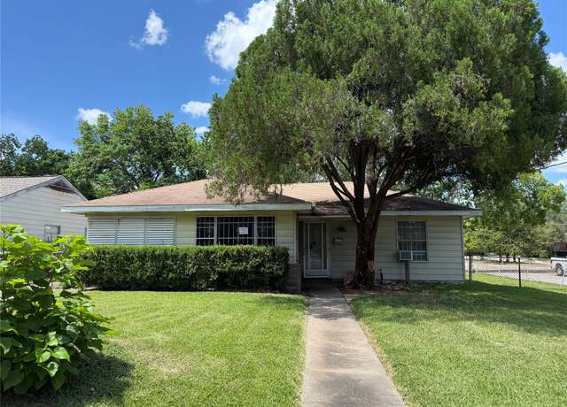Property at 5500 Evergreen St, Houston, TX 77081, 3 beds, 1.5 baths