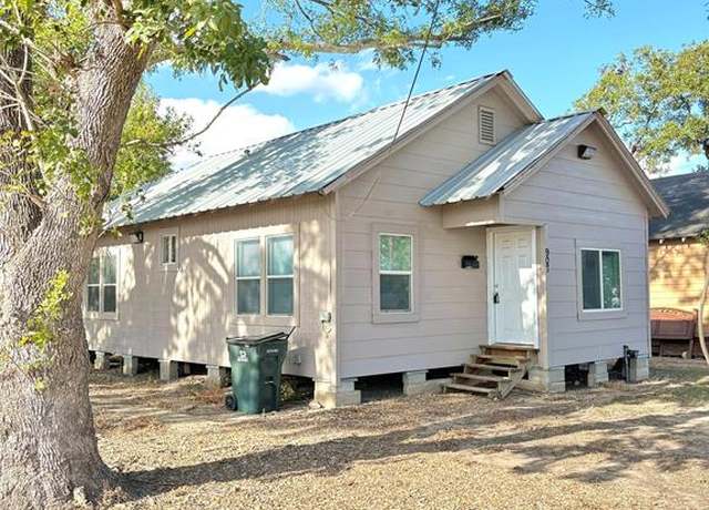 Property at 907 E Jackson St, El Campo, TX 77437, 2 beds, 1 bath