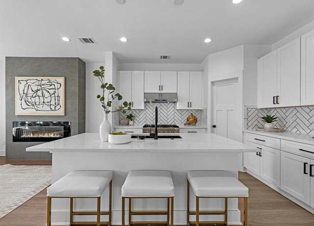 Property at 822 E 32nd 1/2 St, Houston, TX 77022, 3 beds, 2.5 baths
