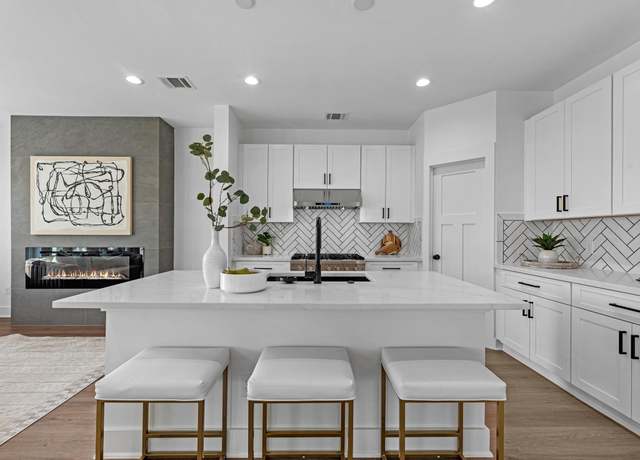 Property at 822 E 32nd 1/2 St, Houston, TX 77022, 3 beds, 2.5 baths