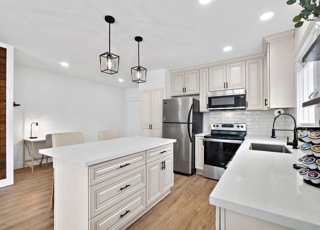 Property at 102 S Lockwood Dr, Houston, TX 77011, 1 bed, 1 bath