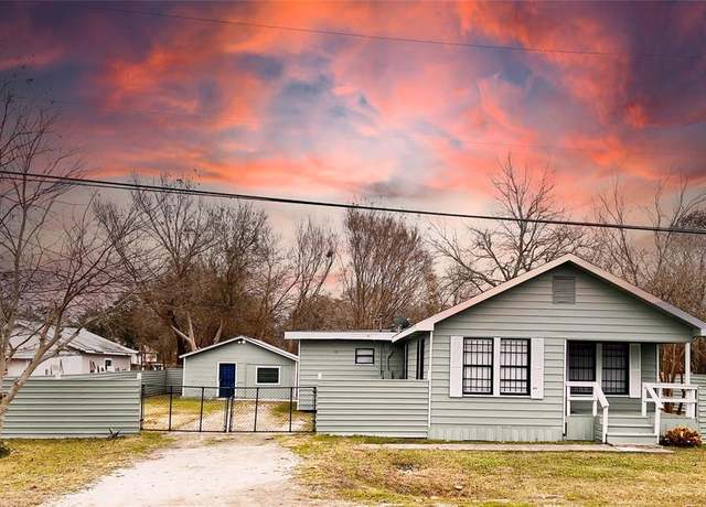 Property at 925 Cedar Dr, La Marque, TX 77568, 4 beds, 3 baths