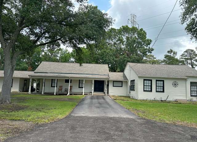 Property at 2201 Oleander Dr, Dickinson, TX 77539, 3 beds, 2 baths