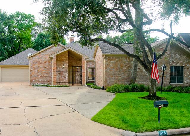 Property at 918 Longview Dr, Sugar Land, TX 77478, 4 beds, 3.5 baths