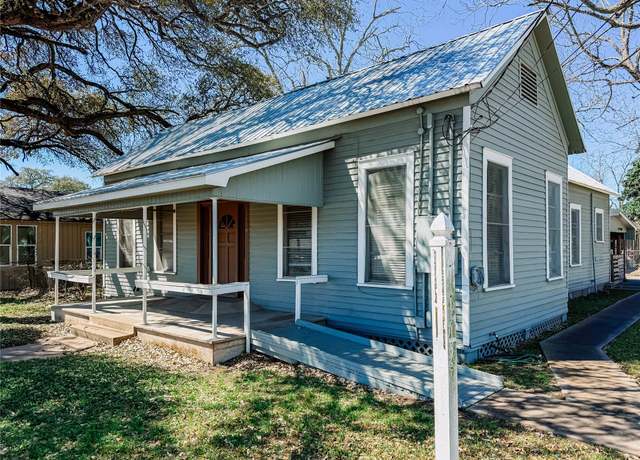 Property at 1404 Fannin St, Columbus, TX 78934, 3 beds, 2 baths