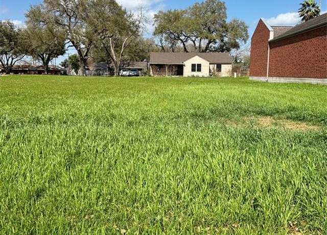 Property at 309 Mayfair Cir, Wharton, TX 77488
