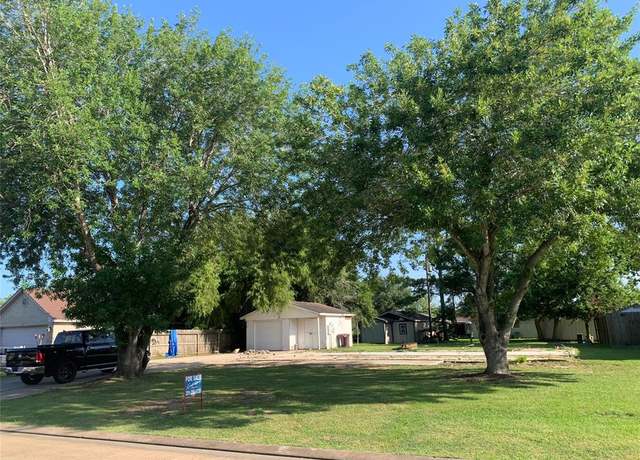 Property at 8 Texian Trl N, Angleton, TX 77515