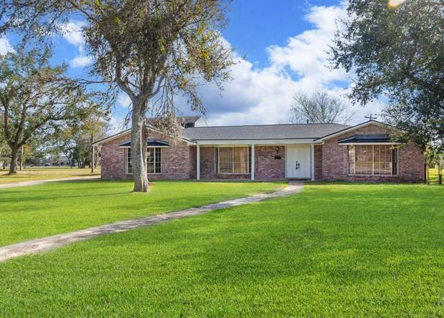 Property at 125 Spruce St, Lake Jackson, TX 77566, 3 beds, 2 baths