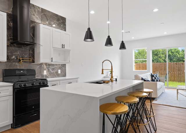 Property at 4433 Gunter St, Houston, TX 77020, 3 beds, 2.5 baths