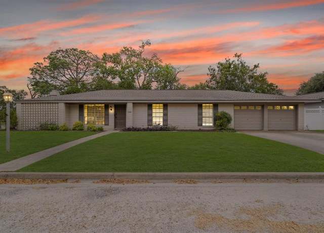Property at 1601 5th St, Palacios, TX 77465, 3 beds, 2 baths