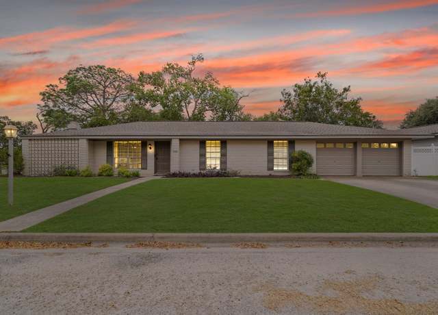 Property at 1601 5th St, Palacios, TX 77465, 3 beds, 2 baths