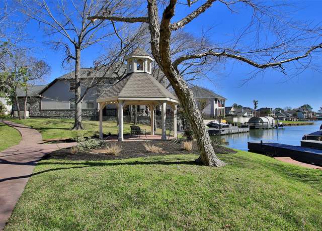 Property at 26 Winthrop Harbor Ct, Montgomery, TX 77356