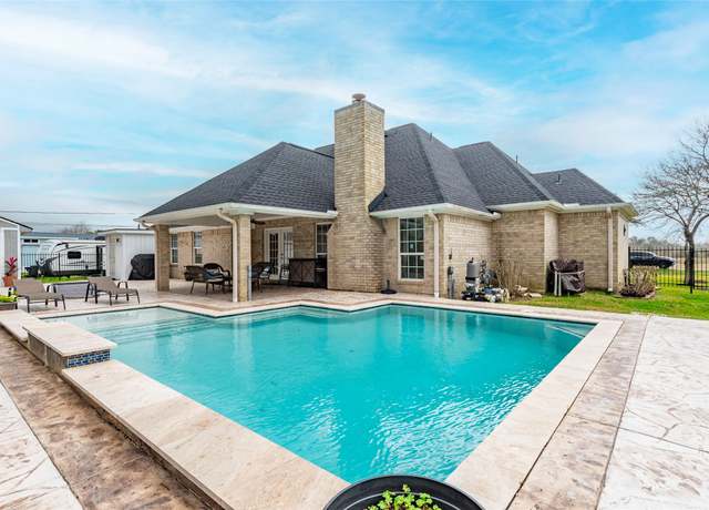 Property at 1027 27th St, Dickinson, TX 77539, 4 beds, 2.5 baths